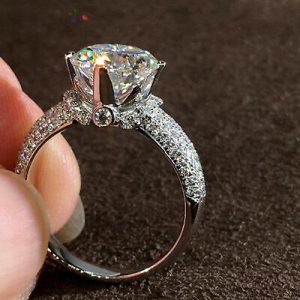 Luxurious and Elegant White Gold Engagement Ring Design